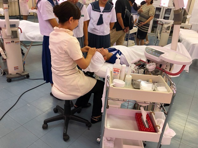 鹿児島城西高校にてエステ研修